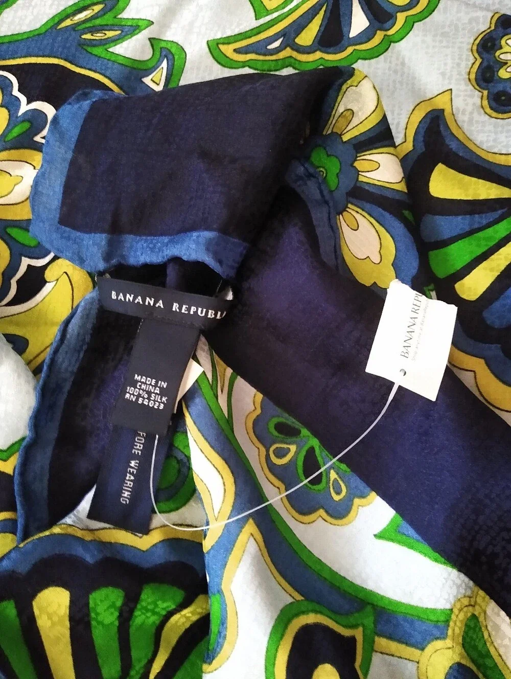 BANANA REPUBLIC 2008 Green And Blue Retro Floral Silk Scarf